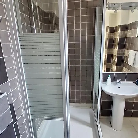 Appealing 8 Sleeps 3 Guests Daire Split