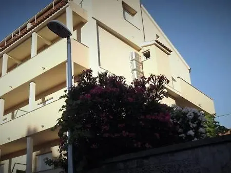 Appealing 8 Sleeps 3 Guests Daire Split