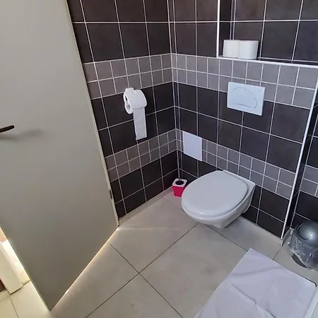Apartment Appealing 8 Sleeps 3 Guests *